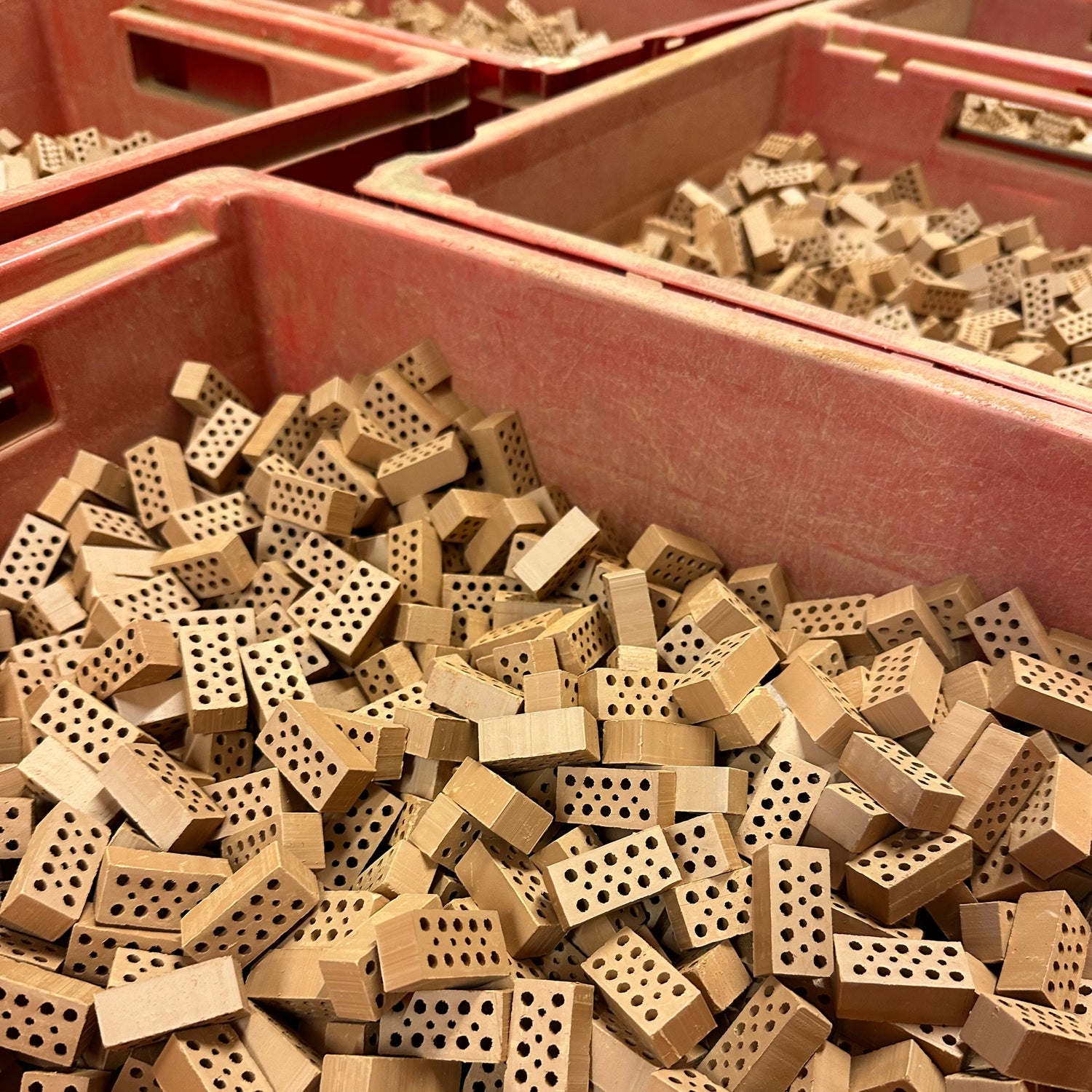 teifoc Produktion in Pfaffschwende, Thüringen: Kistenweise Mini Ziegelsteine aus Ton