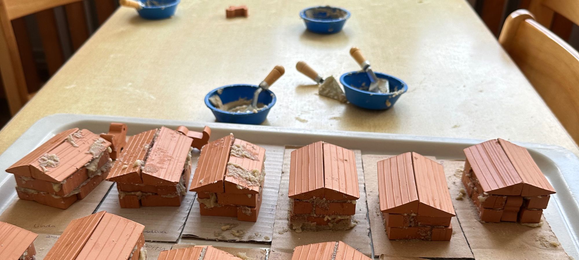 teifoc Hundehütten gebaut im Kindergarten