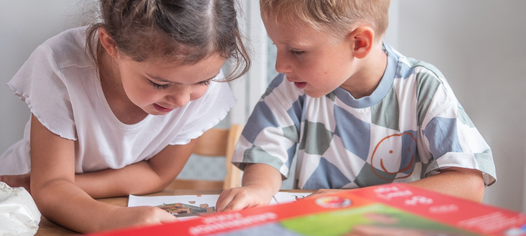 Kinder haben Spaß beim Erforschen der Bauanleitung vom teifoc Bauernhof.
